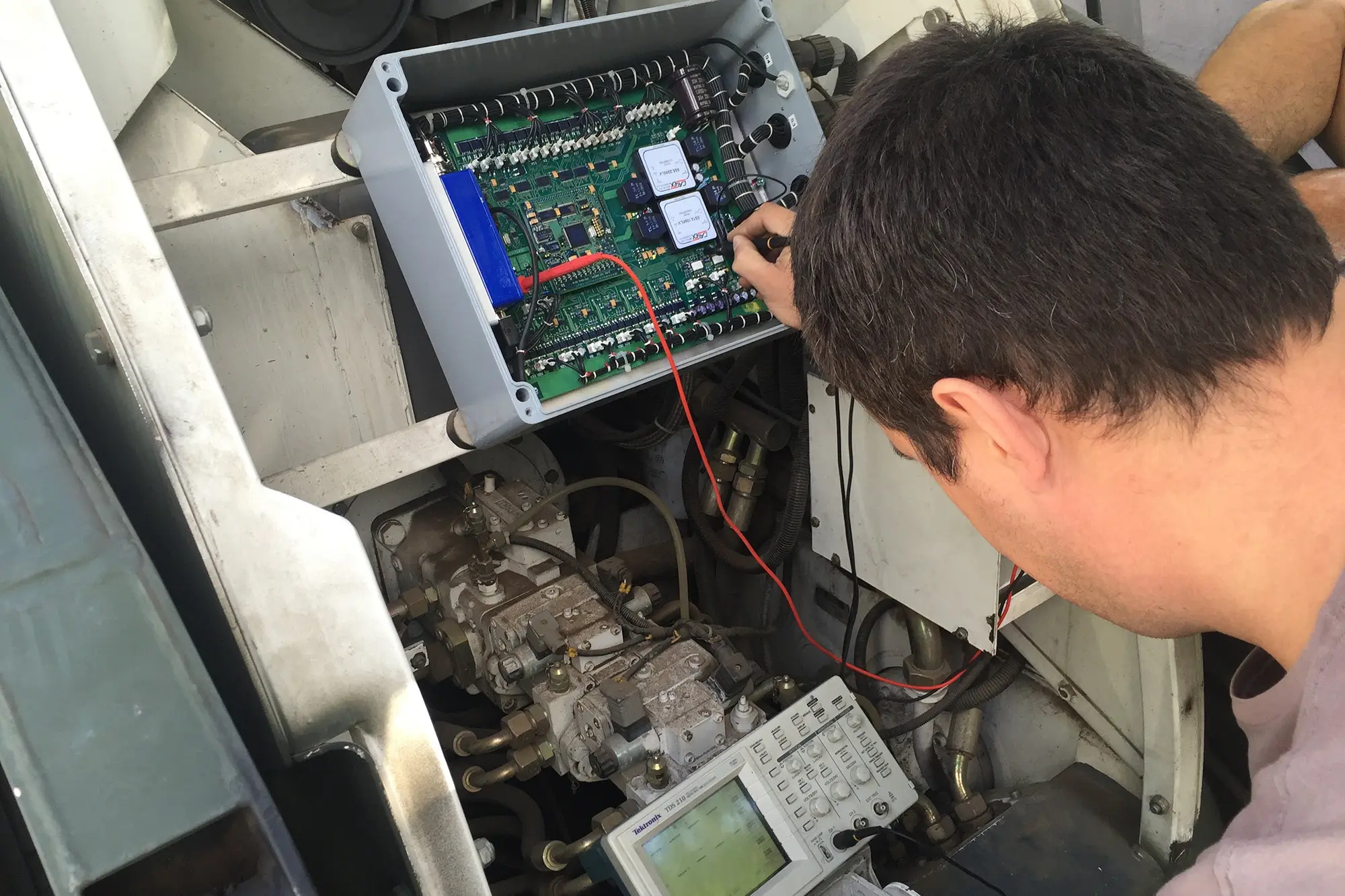 Diagnostyka elektroniki w laboratorium A&D Serwis — inżynier przy mikroskopie i oscyloskopie
